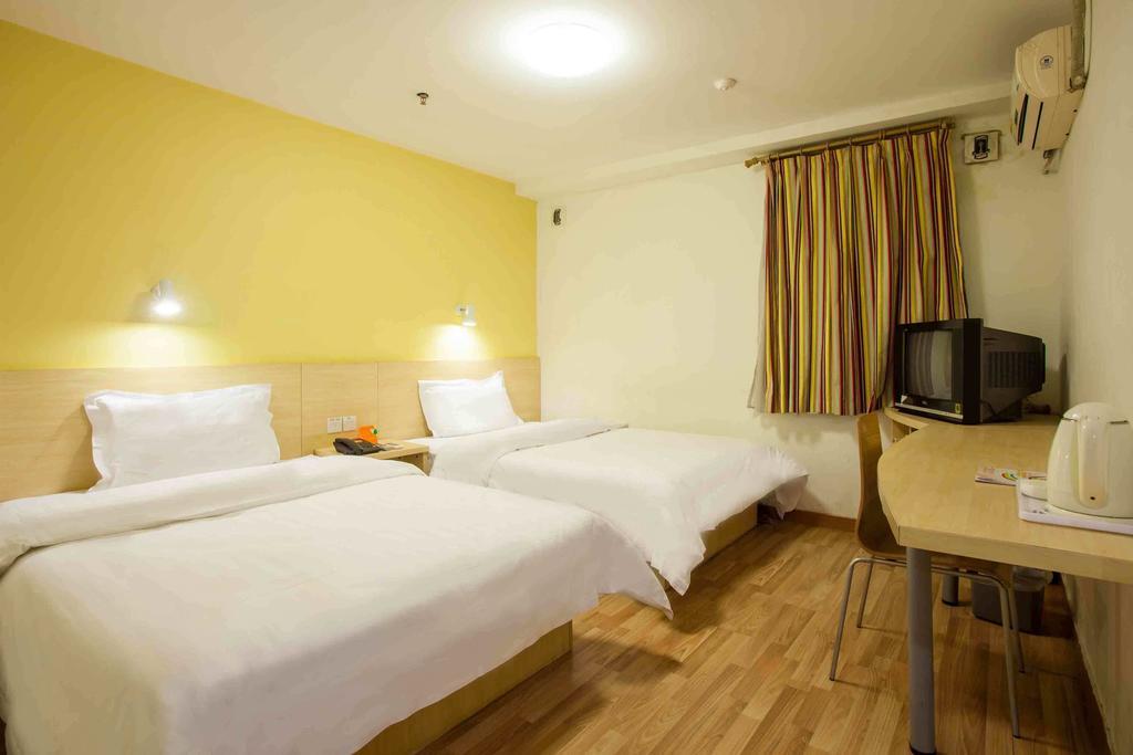 7Days Premium Chongqing Hongqihegou Hotel Room photo